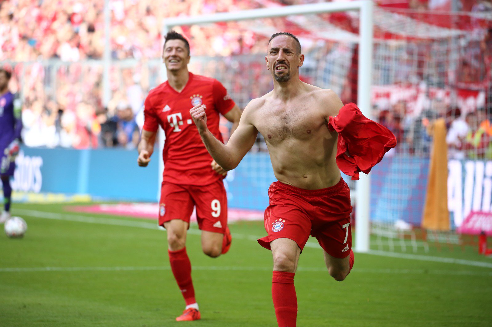 'Gã mặt sẹo' ghi bàn thắng đầy cảm xúc robben và ribery, robben và ribery chia tay bayern, robben, ribery, bayern, robbery, bayern vô địch, bayern munich