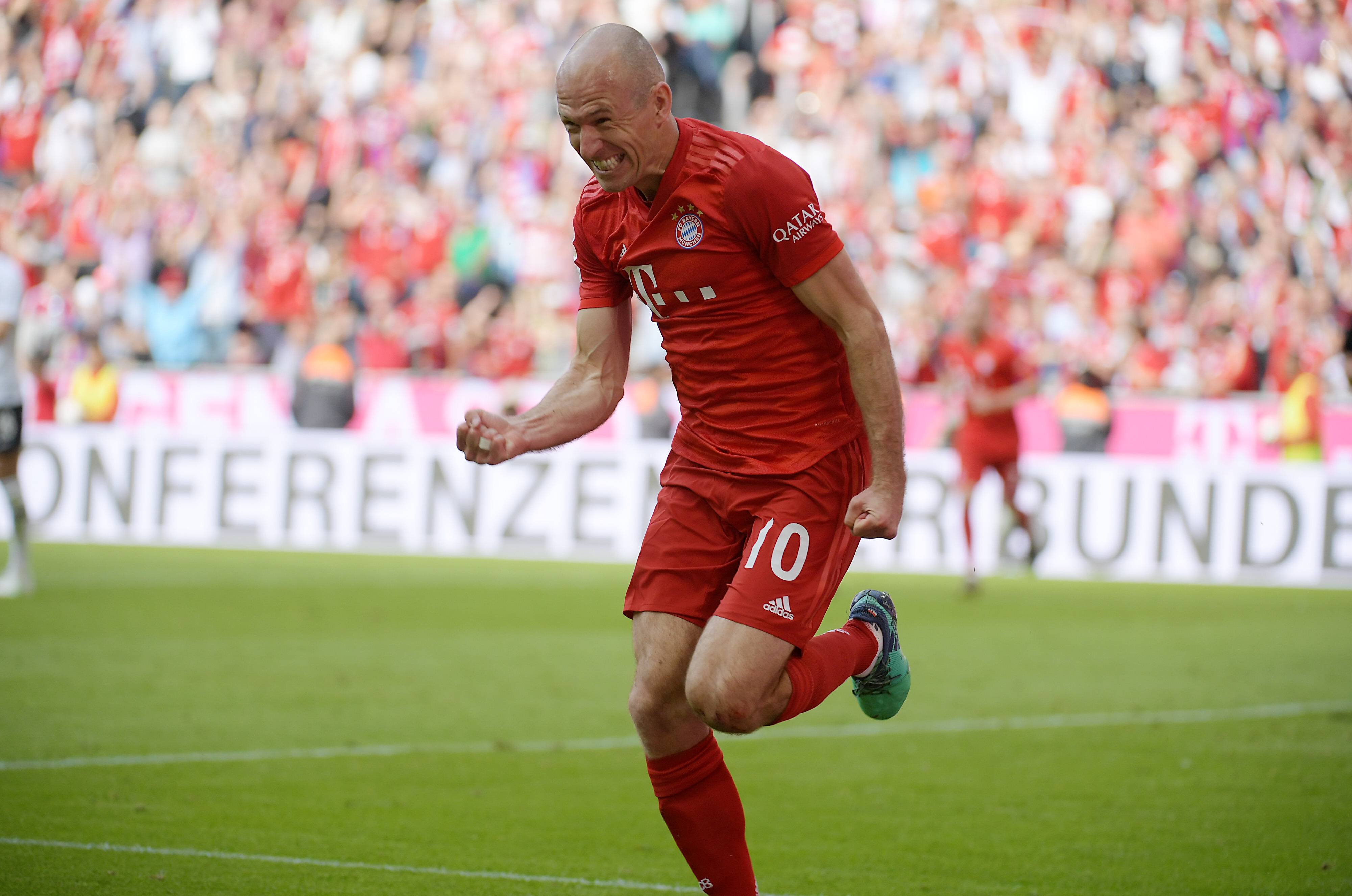 Và Robben cũng không chịu kém cạnh robben và ribery, robben và ribery chia tay bayern, robben, ribery, bayern, robbery, bayern vô địch, bayern munich