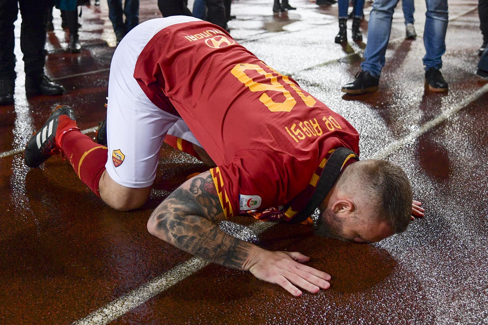 Anh hôn lên mặt sân Olimpico de rossi, Roma, AS roma, chia tay De Rossi, Roma 2-1 Parma, Serie A, bóng đá Ý