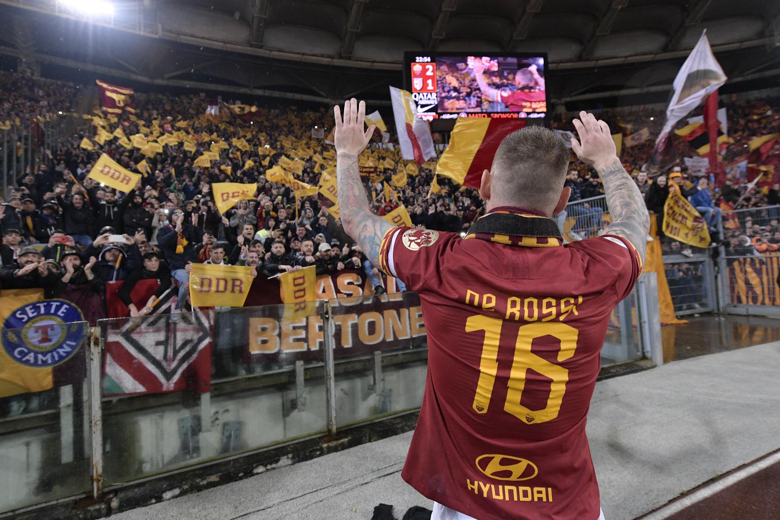 De Rossi gửi lời chào đến các Romanista de rossi, Roma, AS roma, chia tay De Rossi, Roma 2-1 Parma, Serie A, bóng đá Ý