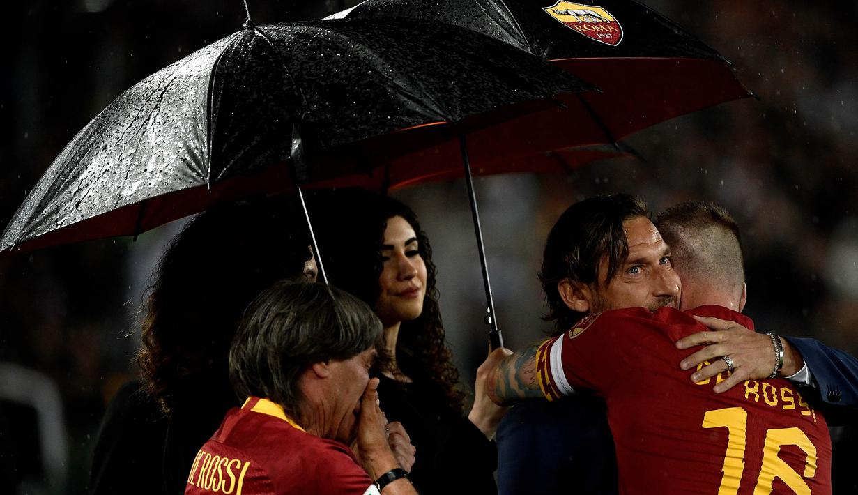 De Rossi bật khóc sau cái ôm với huyền thoại Francesco Totti de rossi, Roma, AS roma, chia tay De Rossi, Roma 2-1 Parma, Serie A, bóng đá Ý