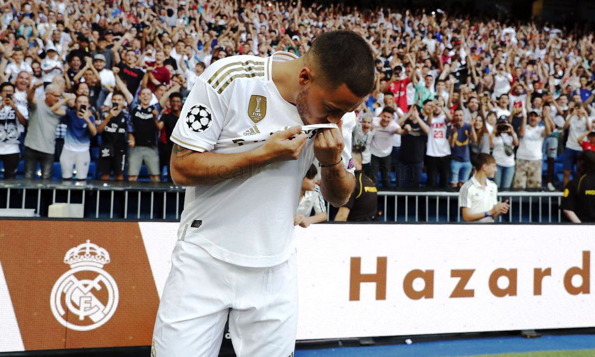 Eden Hazard hôn lên logo Real Madrid hazard, real madrid, hazard ra mắt real, chelsea, hazard hôn logo real, chuyển nhượng, bom tấn hè