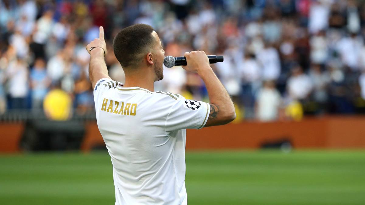 Chiếc áo của Hazard vẫn chưa có số hazard, real madrid, hazard ra mắt real, chelsea, hazard hôn logo real, chuyển nhượng, bom tấn hè