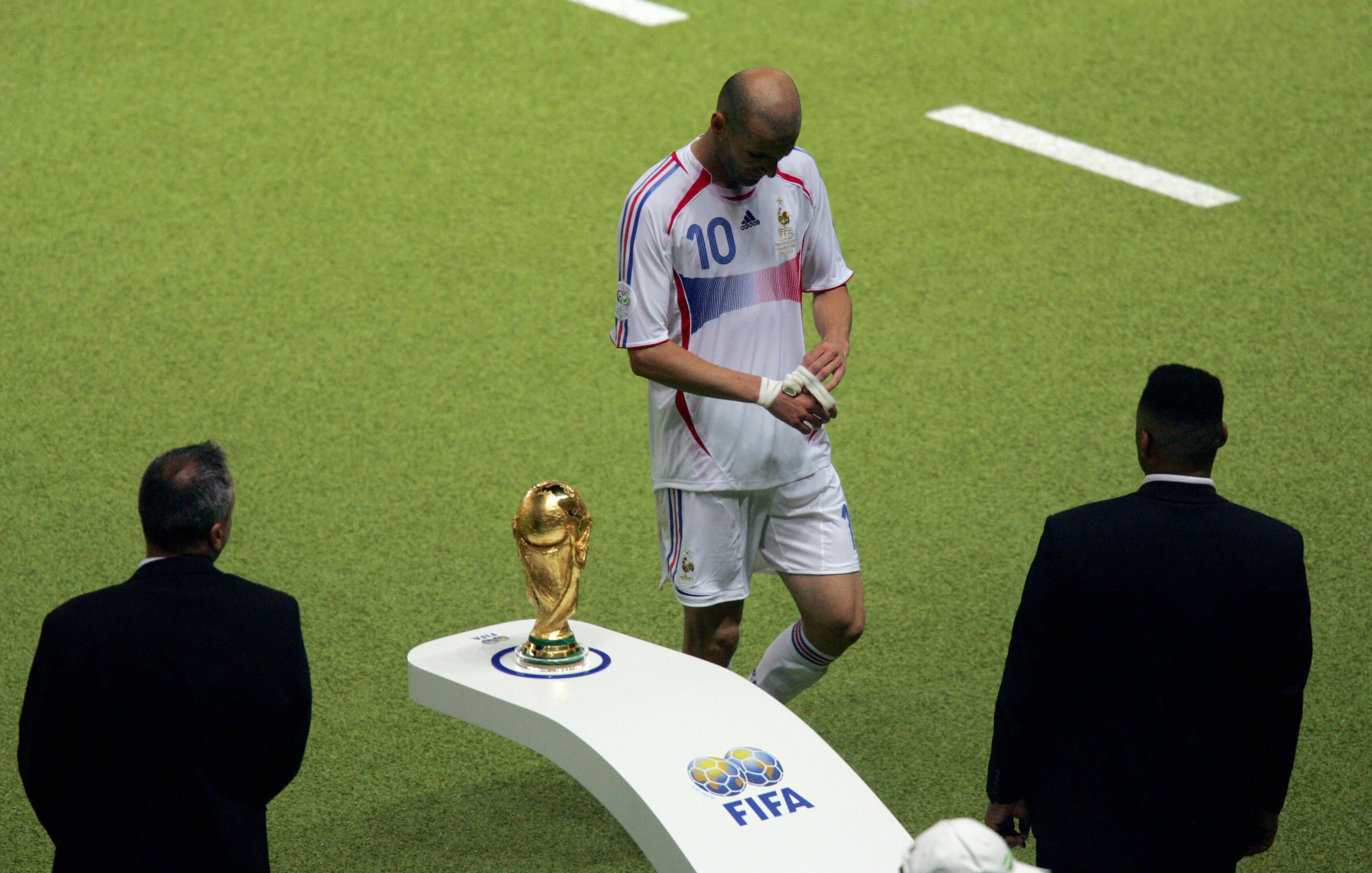 Zidane bỗng chốc trở thành tội đồ của ĐT Pháp Zidane, zidane và materazzi, zidane húc đầu, world cup 2006, ngày này năm xưa, scandal của zidane, pháp, italia