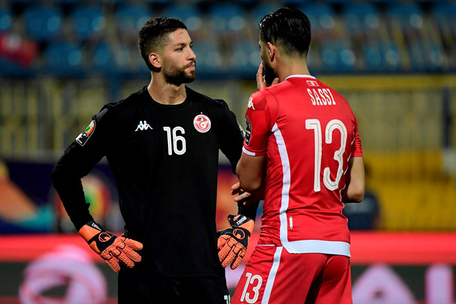 Thủ môn của Tunisia khó chịu ra mặt khi bị thay người thủ môn Tunisia, Kepa, CAN Cup, thủ môn không ra sân, từ chối rời sân, Tunisia vs Ghana