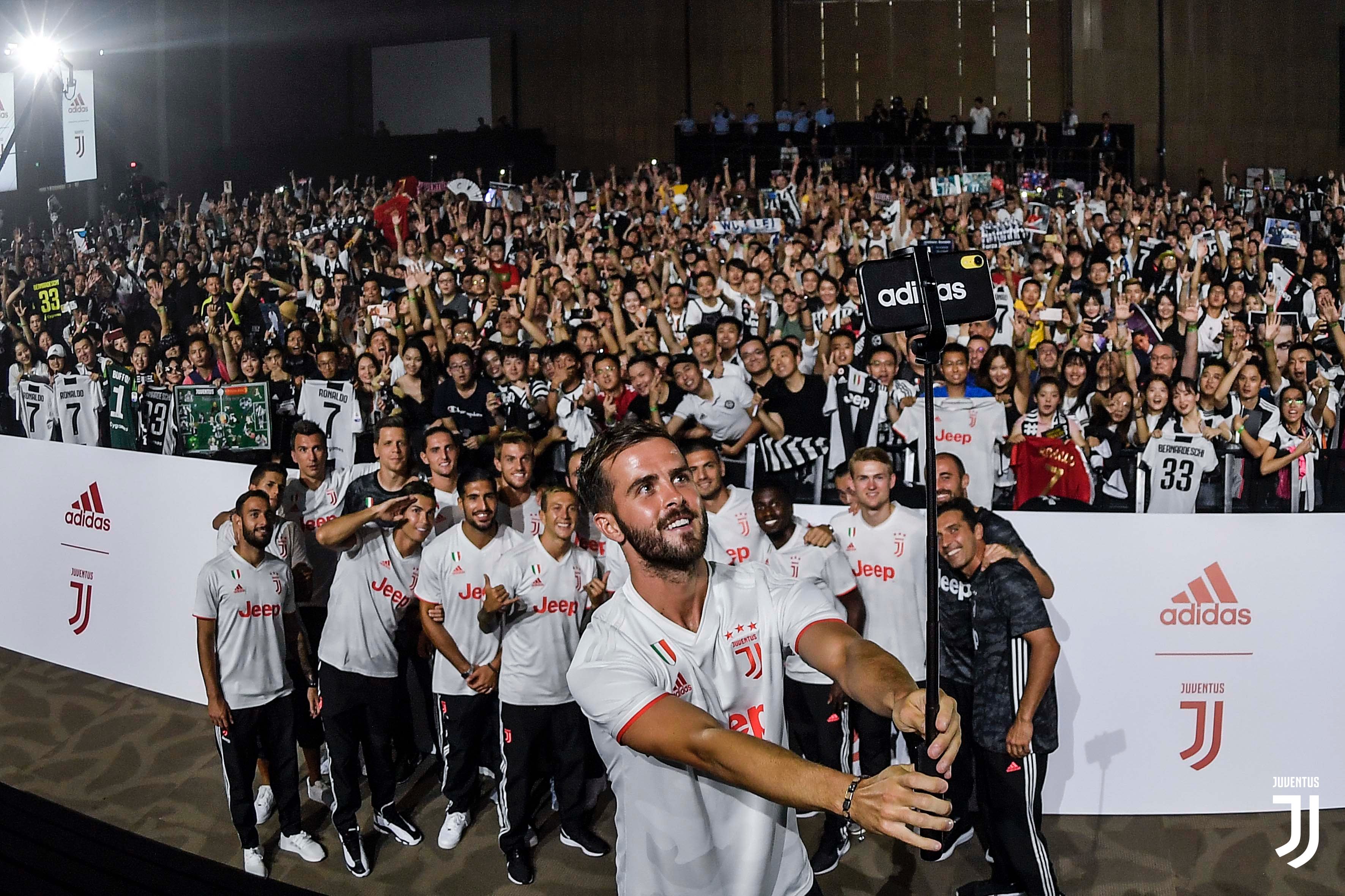 Các CĐV Trung Quốc phấn khích với sự xuất hiện của dàn sao Juventus ronaldo, juventus ra mắt áo đấu, trung quốc, juventus, cr7, ronaldo trung quốc, cristiano ronaldo