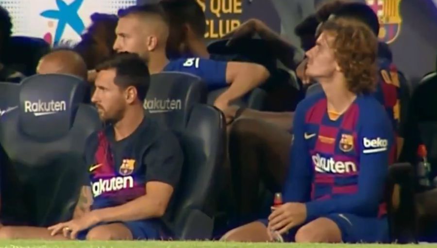 Messi từ chối bắt tay Griezmann ngay trước mặt các đồng đội Messi từ chối bắt tay Griezmann ngay trước mặt các đồng đội