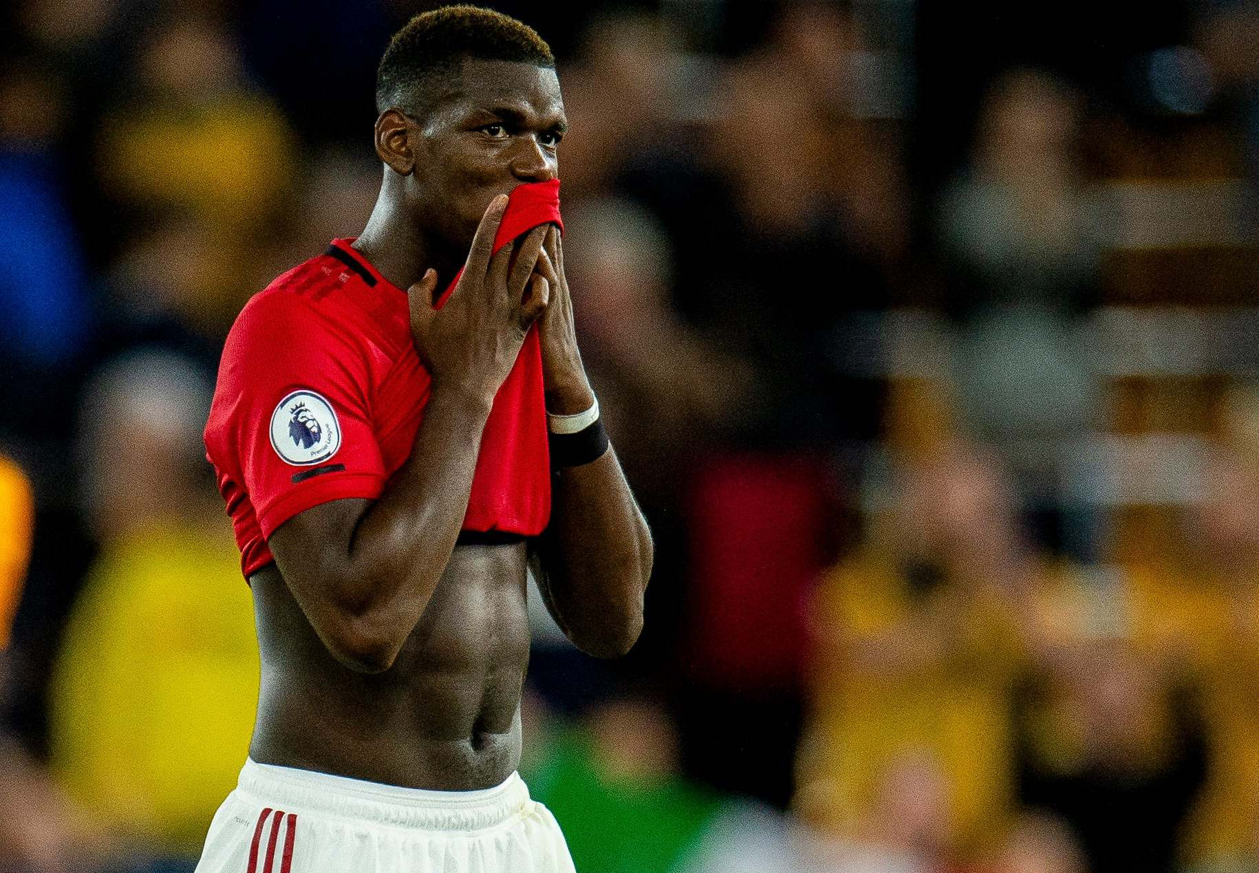 Pogba bị phân biệt chủng tộc sau cú đá penalty hỏng ăn. Ảnh: Independent MU, Pogba, Man Utd, Pogba sút trượt penalty, Pogba bị xúc phạm, phân biệt chủng tộc, MU hòa Wolves