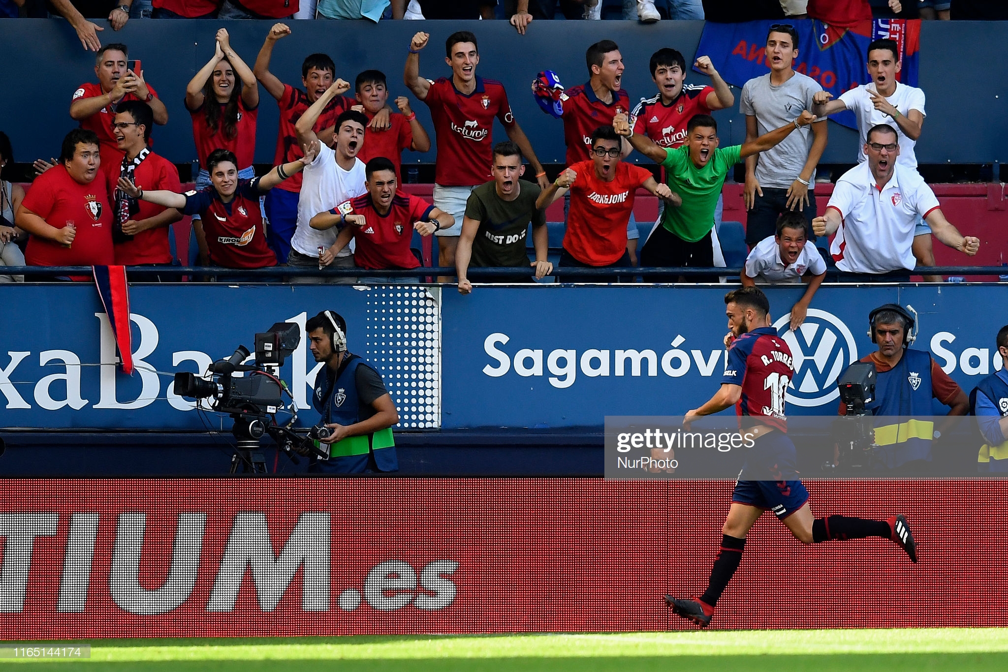 Roberto Torres mở tỷ số cho Osasuna. Ảnh: Getty trực tiếp Barca vs Osasuna, trực tiếp Osasuna vs Barca, Barca, Barca vs Osasuna, trực tiếp La Liga, Osasuna vs Barca
