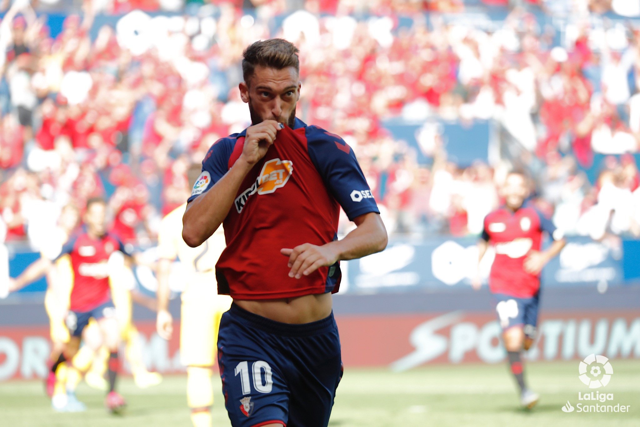 Roberto Torres lập cú đúp vào lưới Barca. Ảnh: La Liga kết quả Barca vs Osasuna, kết quả Osasuna vs Barca, Barca, Barca vs Osasuna, La Liga, Osasuna vs Barca
