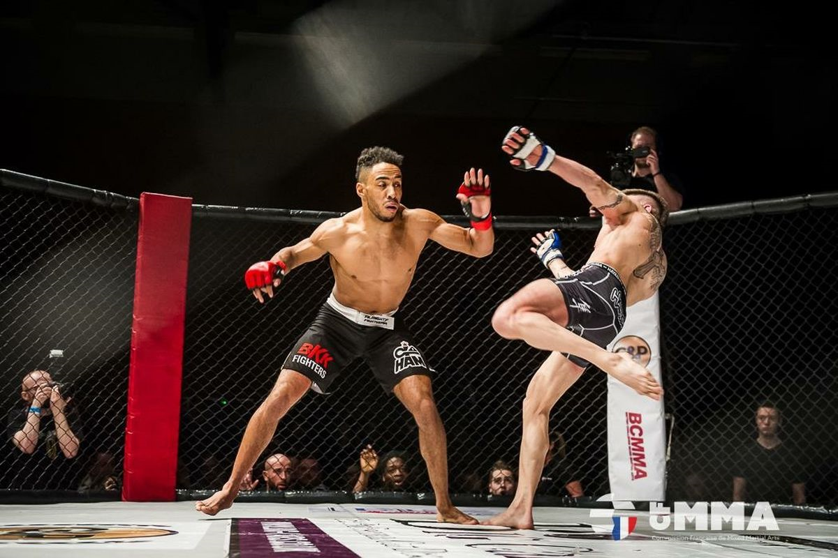 Joe Harding nhận cú đá chí mạng vì coi thường đối thủ. Ảnh: MMA Fighting video, video võ thuật, Joe Harding, Johan Sega, MMA, Võ sĩ MMA nhảy múa trêu tức đối thủ