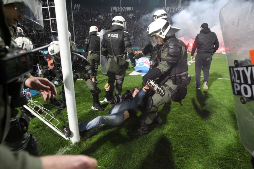 Nhưng những gì họ mang đến chỉ là bạo lực. Ảnh: The Sun Pháo sáng, Hooligan, Ultras, bạo lực bóng đá, fan cuồng, cđv đánh nhau, đốt pháo sáng