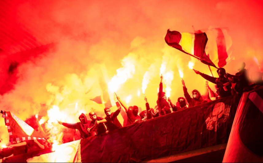 Các nhóm Ultras luôn gắn liền với những quả pháo sáng Pháo sáng, Hooligan, Ultras, bạo lực bóng đá, fan cuồng, cđv đánh nhau, đốt pháo sáng