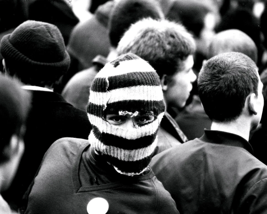 Hooligan, những kẻ phá hoại trốn sau lớp mặt nạ CĐV bóng đá Pháo sáng, Hooligan, Ultras, bạo lực bóng đá, fan cuồng, cđv đánh nhau, đốt pháo sáng