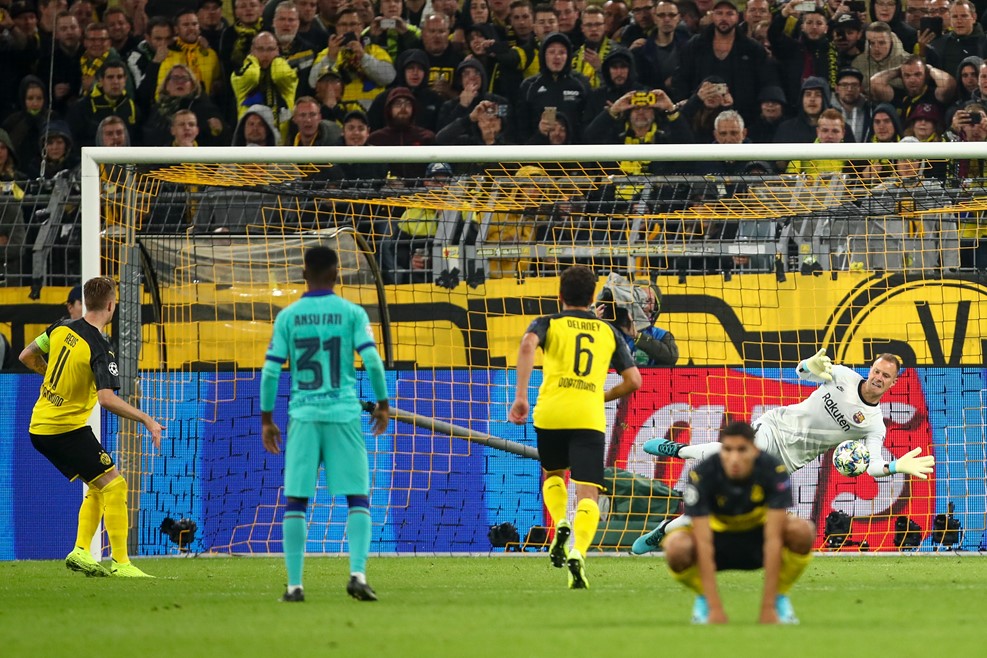 Marco Reus bỏ lỡ cơ hội trên chấm phạt đền. Ảnh: UEFA chấm điểm dortmund vs barca, dortmund vs barca, chấm điểm barca, messi, reus, kết quả cúp c1, cúp c1