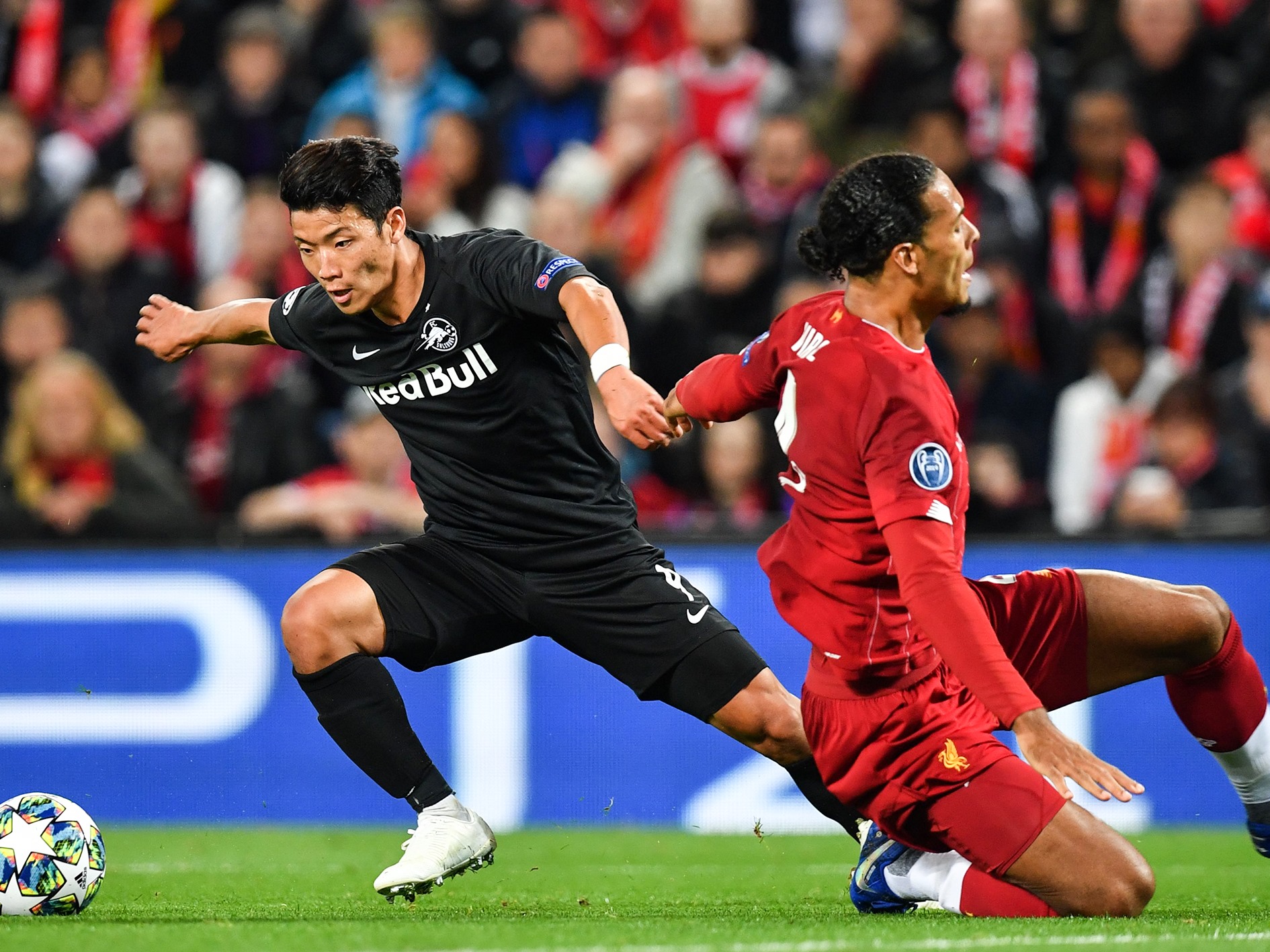 Hwang Hee-chan đánh bại Van Dijk. Ảnh: Internet Cúp C1, Hwang Hee-chan, Minamino, Sardar Azmoun, ĐT Việt Nam, châu Á, Hàn Quốc, Nhật Bản, đối thủ của ĐTVN