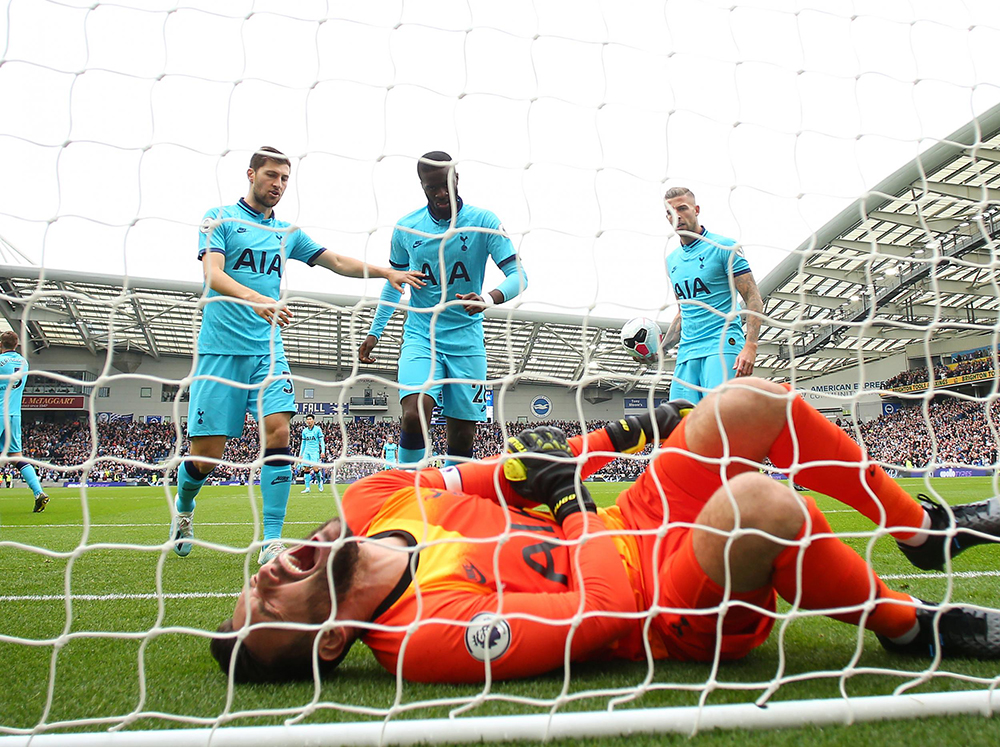 Thủ thành người Pháp tỏ ra rất đau đớn. Ảnh: Internet Lloris chấn thương, Hugo Lloris, Tottenham thua, Brighton 3-0 Tottenham, Ngoại hạng Anh, Tottenham