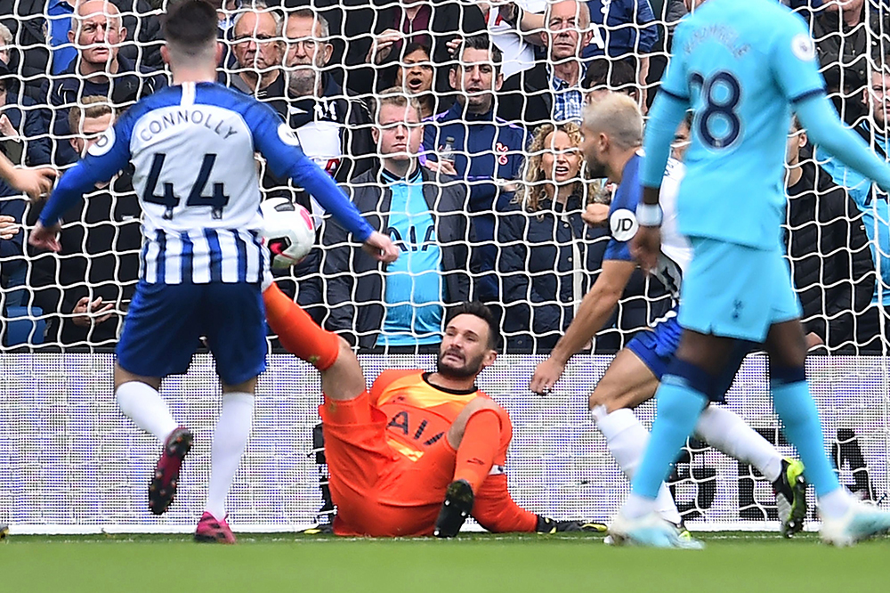 Lloris mắc lỗi khiến Tottenham nhận bàn thua. Ảnh: Internet Lloris chấn thương, Hugo Lloris, Tottenham thua, Brighton 3-0 Tottenham, Ngoại hạng Anh, Tottenham