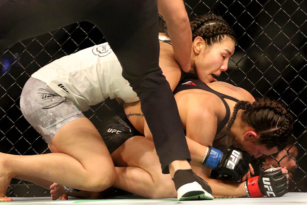 Kim hoàn toàn chiếm ưu thế dù bị đối thủ chơi xấu. Ảnh: Internet UFC 243, UFC, Nadia Kasse, Ji Yeon Kim, võ sĩ đánh lén và cái kết, Nadia Kassem vs Ji Yeon Kim