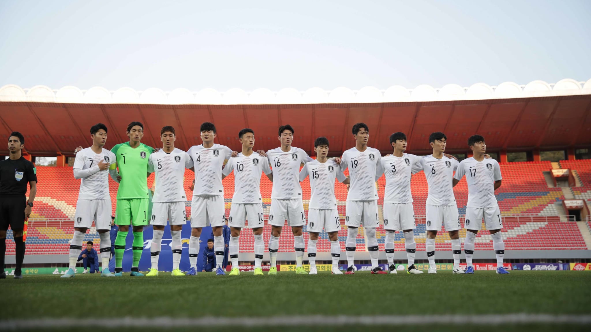 Không một CĐV nào có mặt trên SVĐ Kim Nhật Thành. Ảnh: Koreatimes Vòng loại World Cup 2022, Triều Tiên vs Hàn Quốc, chủ tịch FIFA thất vọng với Triều Tiên, Hàn Quốc, VL World Cup, Triều Tiên