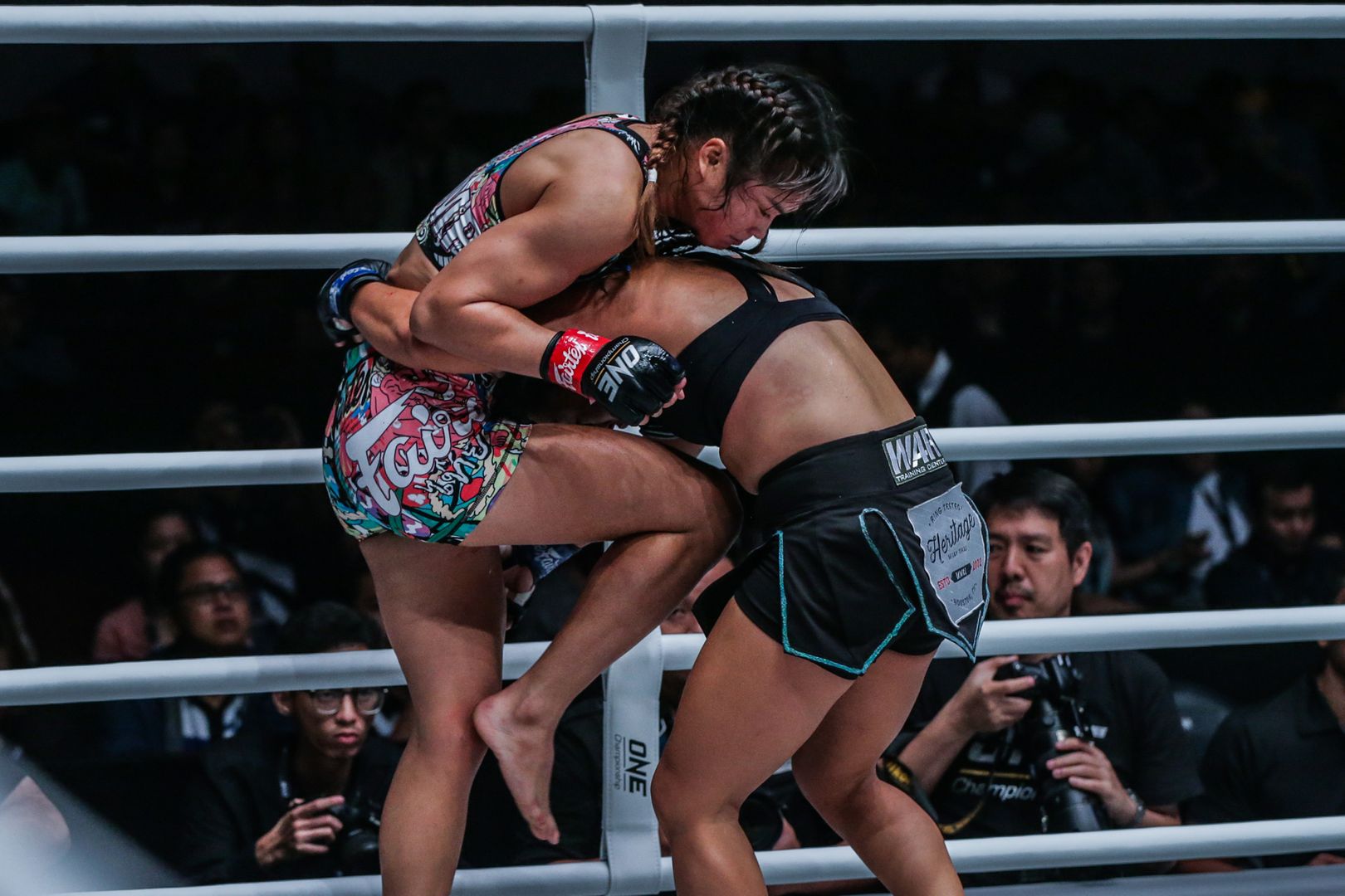 Bi Nguyễn không thể tạo nên bất ngờ trước đối thủ mạnh. Ảnh: Onefc Trực tiếp ONE Championship, ONE Championship, Bi Nguyễn, Bi Nguyễn đấu nhà vô địch Thái Lan, Bi Nguyễn vs Stamp Fairtex, ONE: MASTER OF FATE