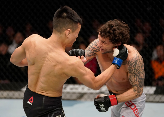 Chan Sung Jung hoàn toàn làm chủ cuộc chơi. Ảnh: Internet ufc busan