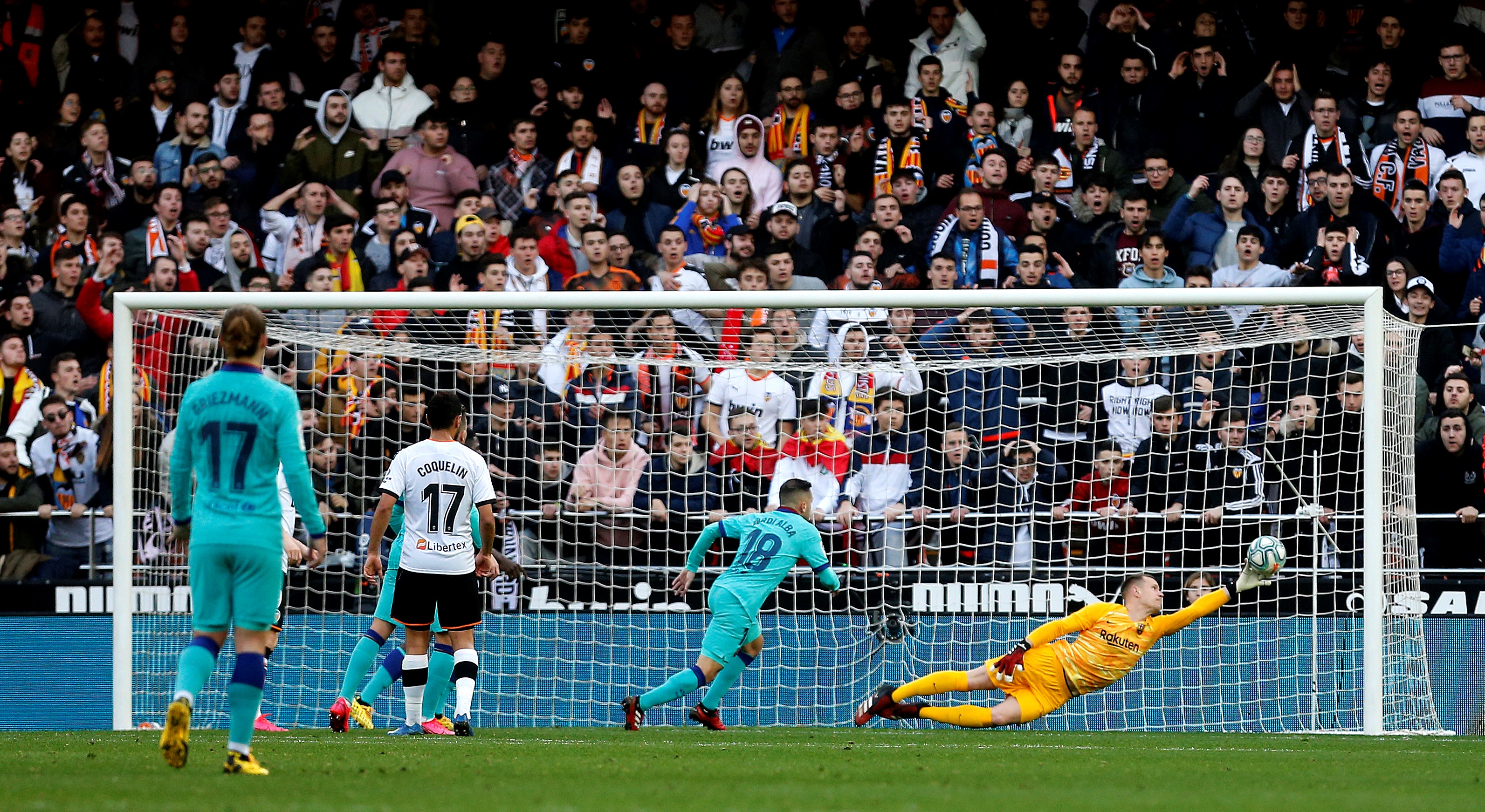 Stegen không thể giúp Barca thoát thua. Ảnh: Internet valencia vs barca