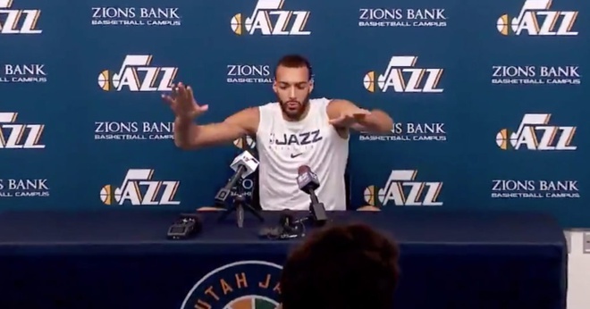 Hành động gây phẫn nộ của Rudy Gobert. (Ảnh: Internet) gobert