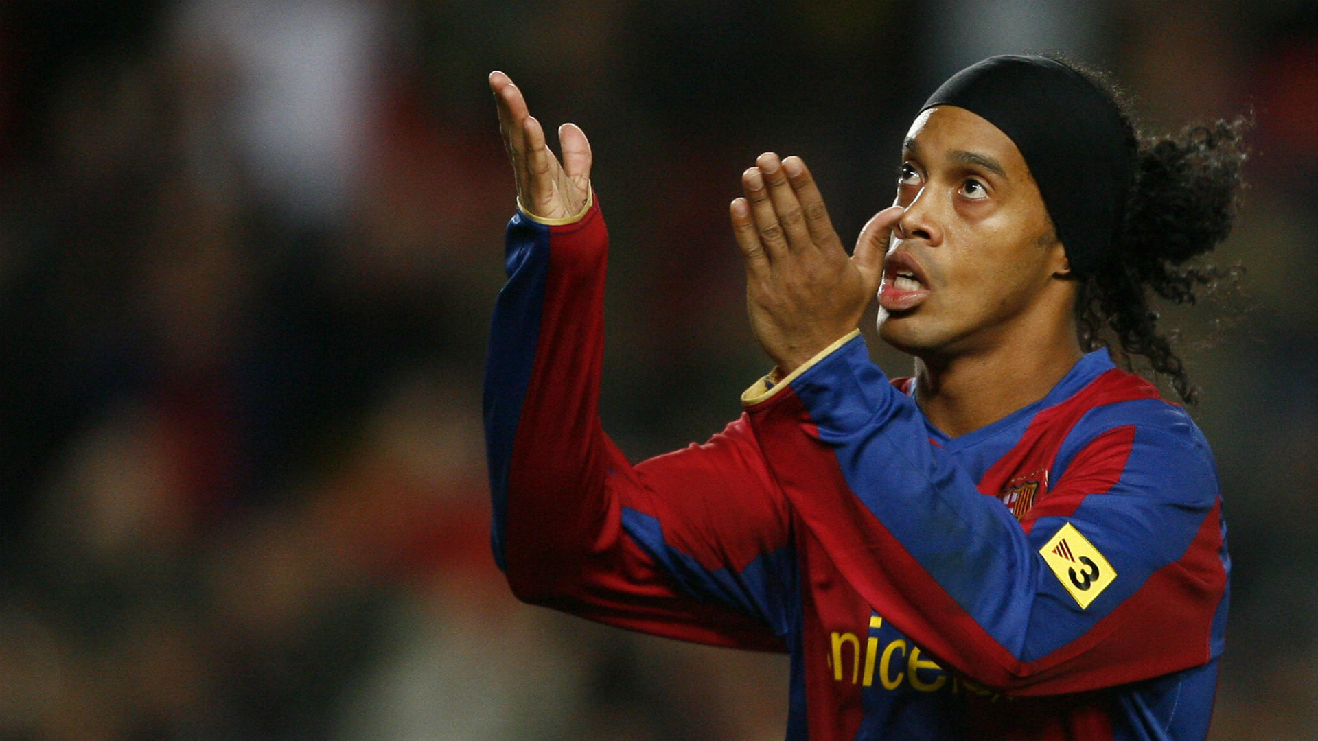 Ảnh chế: Ronaldinho khen Messi 17 tuổi, Ronaldo bị đồng đội MU chê cười