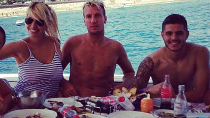 Icardi cướp cô vợ Wanda Nara của đàn anh Maxi Lopez. (Ảnh: Internet) icardi