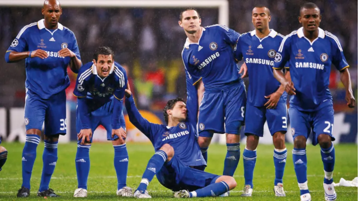 Ballack gục ngã sau cú trượt chân của John Terry (Ảnh: Internet) ballack
