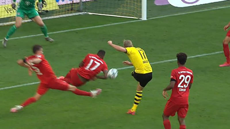 Boateng đã dùng tay cản cú sút của Haaland (Ảnh: Internet) Bayern