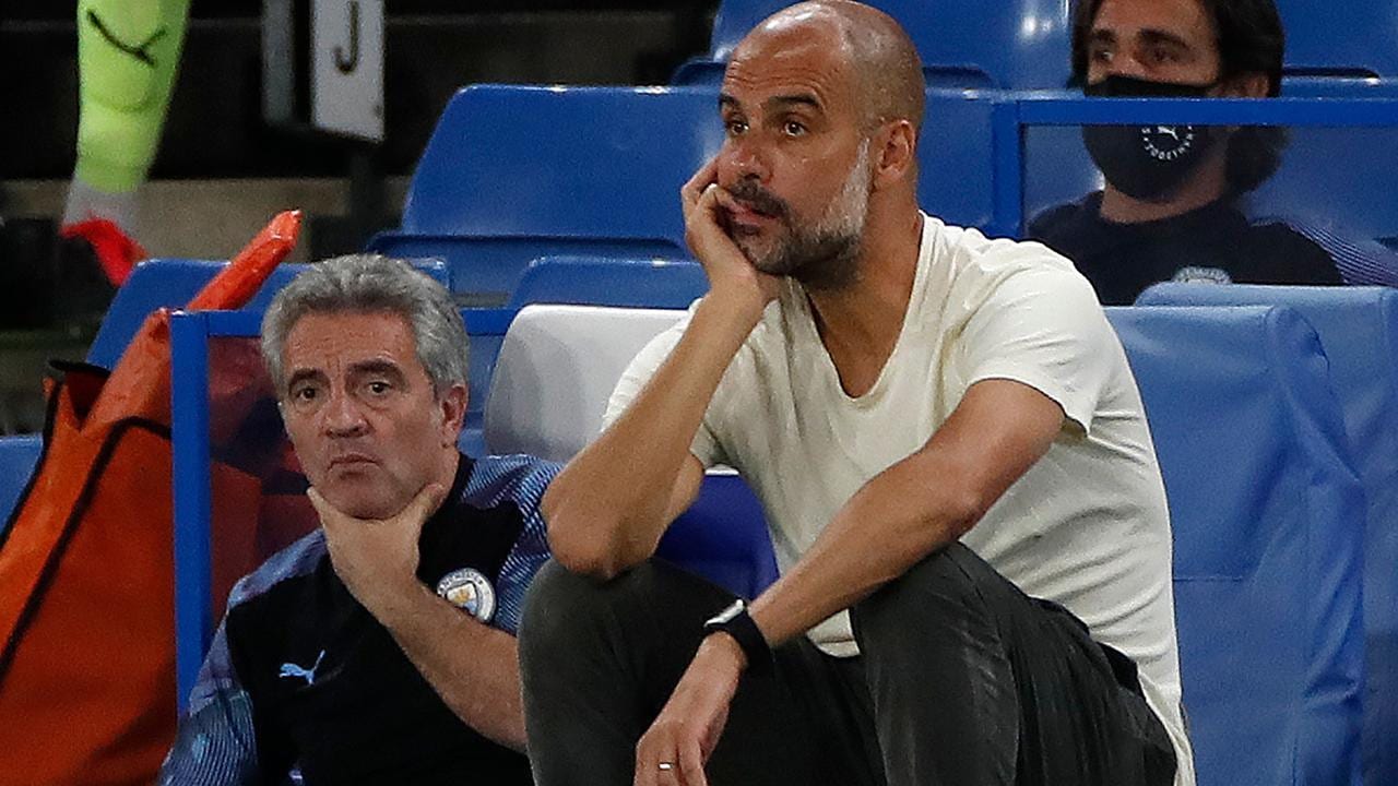 HLV Guardiola chúc mừng chức vô địch của Liverpool (Ảnh: Internet) Guardidola