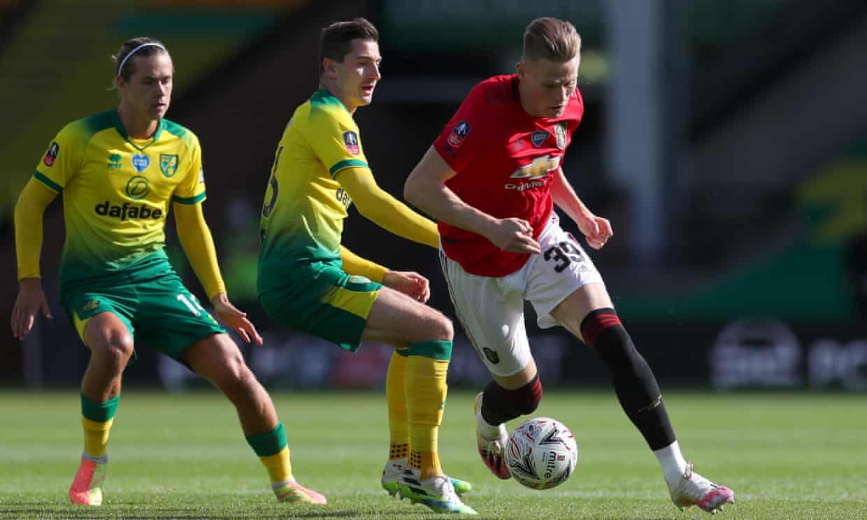 Tốc độ trận đấu được đẩy cao ngay từ đầu (Ảnh: Reuters) norwich vs mu