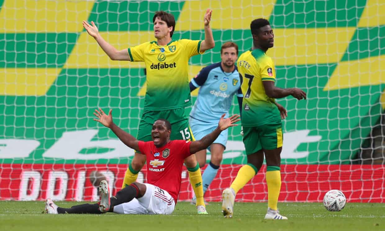 Klose nhận thẻ đỏ trực tiếp (Ảnh: Reuters) klose