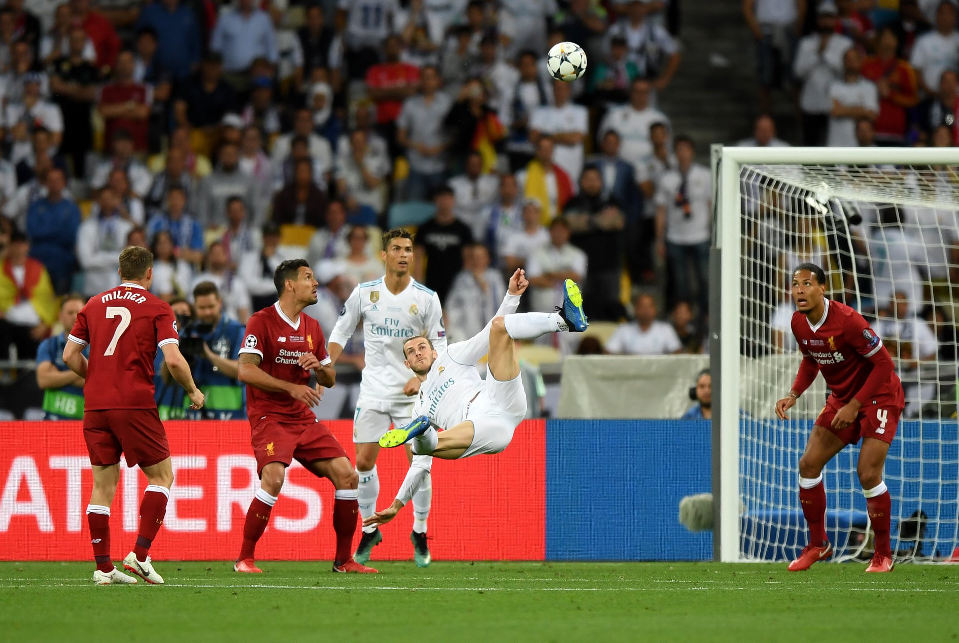 Siêu phẩm của Bale ở chung kết C1 2017/18. Ảnh: getty cap dau tu than c1