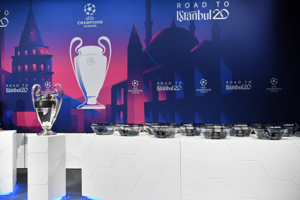 Còn ít phút nữa buổi lễ sẽ diễn ra. Ảnh: UEFA truc tiep boc thăm c1