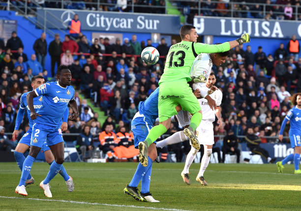 Varane bật cao đánh đầu mở tỉ số. Ảnh: Getty ket qua getafe real