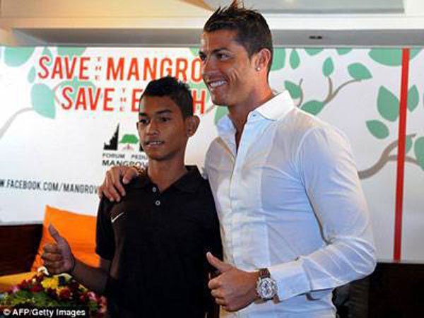 Ronaldo là ân nhân của Martunis. Ảnh: AFP ronaldo dam cuoi