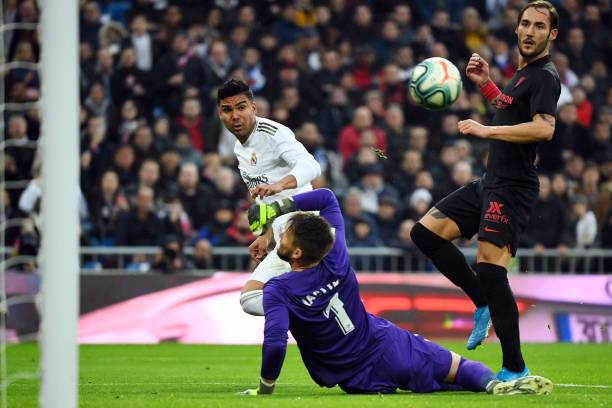 Pha làm bàn đẳng cấp của Casemiro. Ảnh: Getty ket qua real sevilla