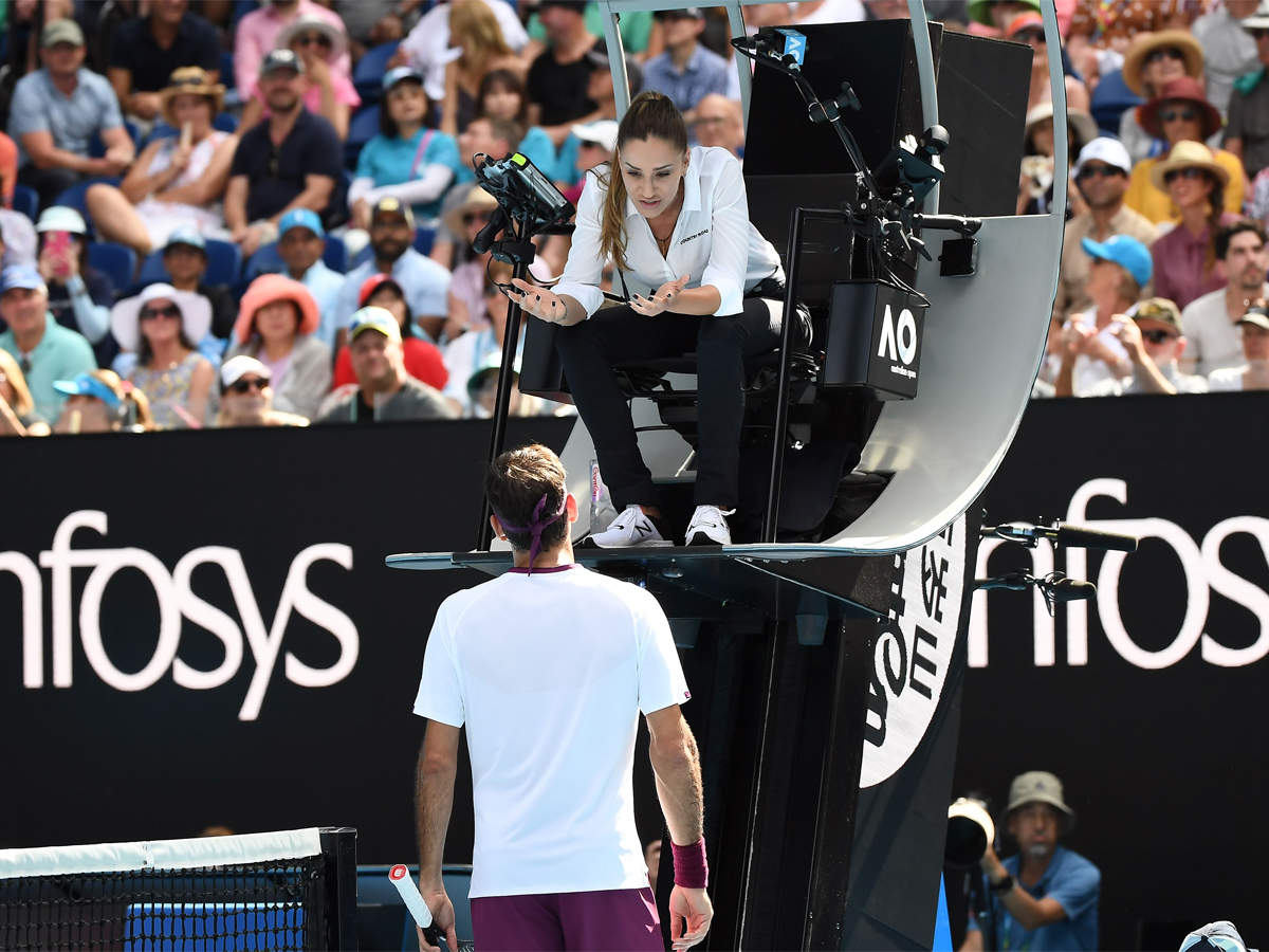 Roger Federer bị trọng tài nhắc nhở. Ảnh: Getty federer bi phat