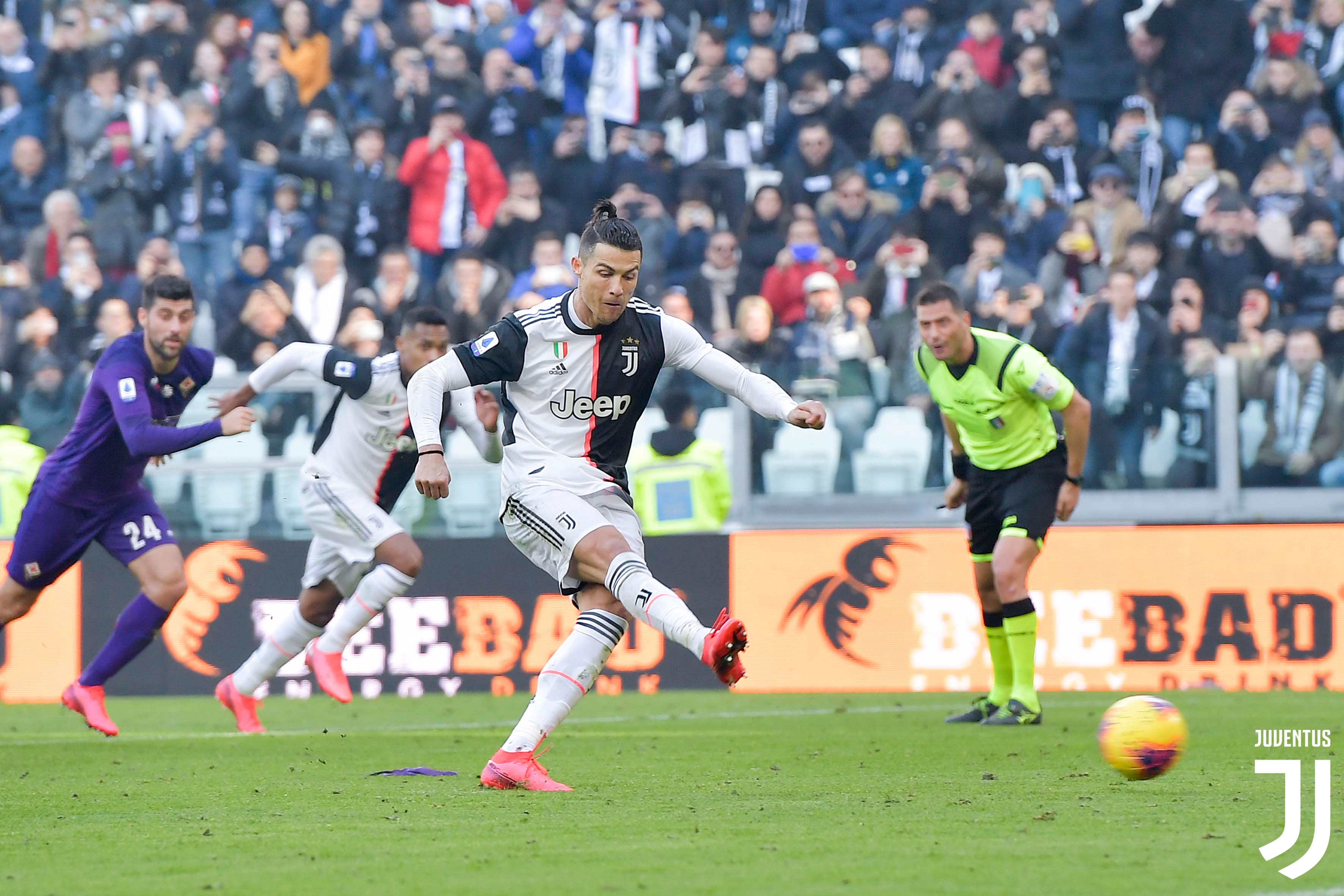 Pha đá penalty chuẩn mực của CR7. Ảnh: JVFC truc tiep juve fio