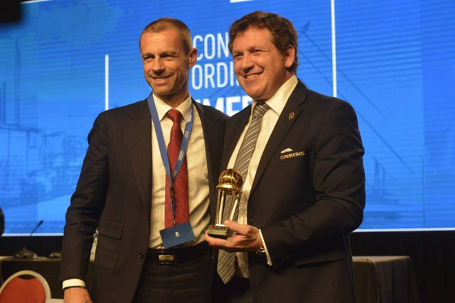 Chủ tịch UEFA và Conmebol trong buổi lễ. Ảnh: AFP uefa fifa