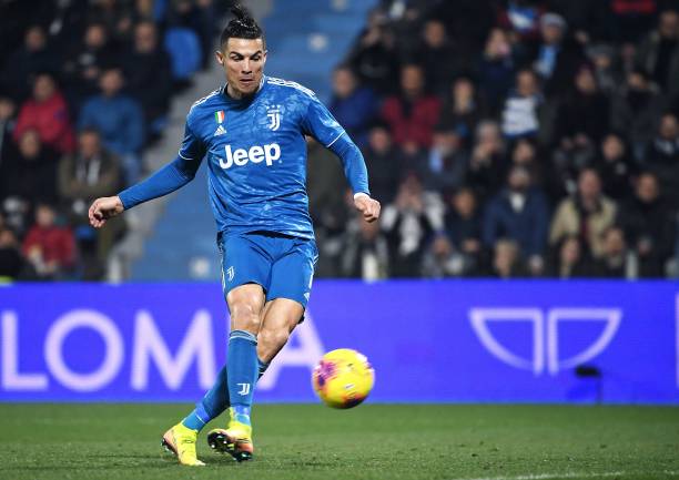 Pha dứt điểm đẳng cấp của CR7. Ảnh: getty ket qua spal juve