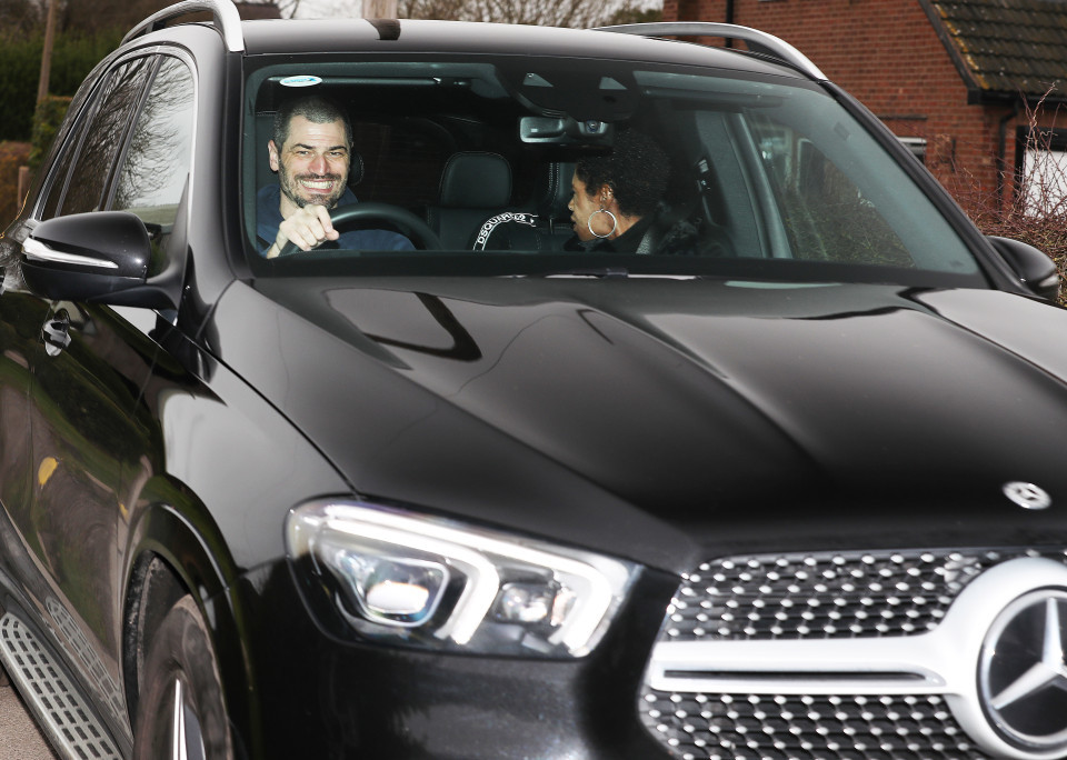 Gia đình Bellington xuất hiện tại sân tập của MU. Ảnh: Mirror bellingham man utd