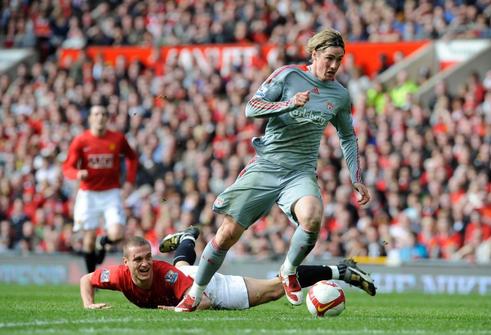 Torres từng gây nhiều khó khăn cho MU. Ảnh: Getty vidic torres