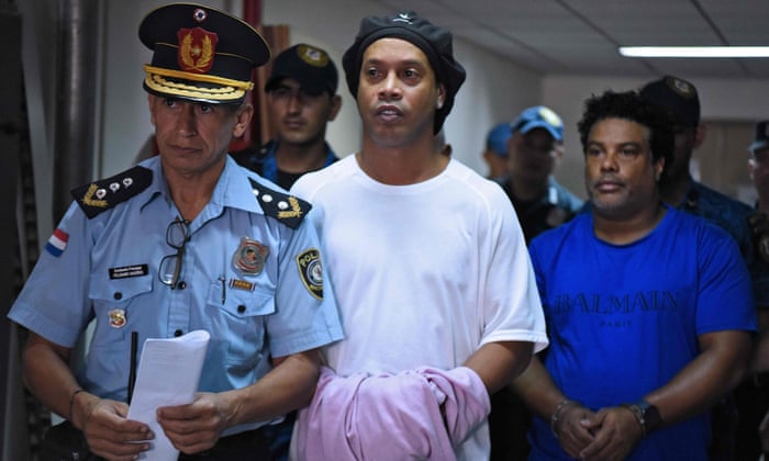 Ronaldinho bị bắt hôm 4/3. Ảnh: AS ronaldinho bi bat