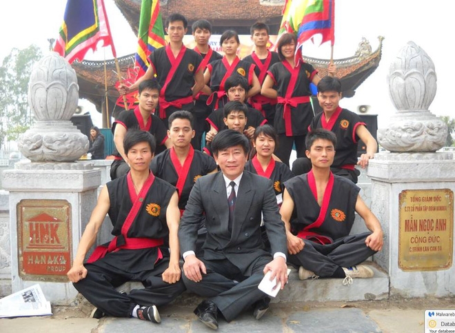 Võ sư họ Trịnh cùng các đệ tử. Ảnh: Docbao.vn nhat nam