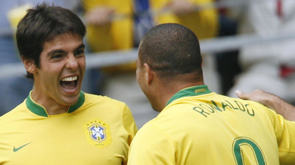 Kaka rất ngưỡng mộ người đàn anh trên tuyển. Ảnh: Getty kaka ronaldo