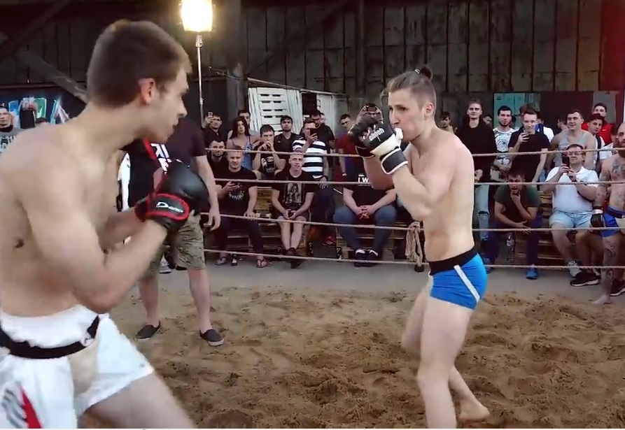 Võ sĩ thiếu niên (quần trắng) thắng bất ngờ. Ảnh: ScreenShots mma